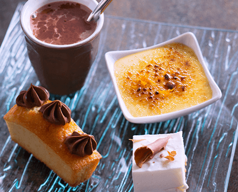 Café gourmand, financier, ganache et crème brûlée avec une pointe d'orange