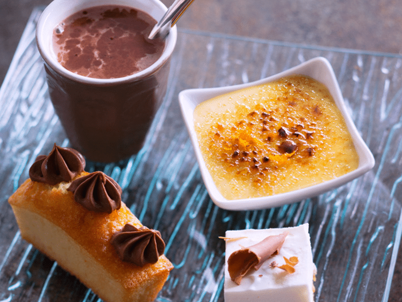 Café gourmand, financier, ganache et crème brûlée avec une pointe d'orange