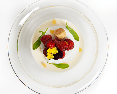 Fraises des bois, Sorbet Mascarpone et Fromage blanc, Panna Cotta au Gingembre confit par Kirk Whittle