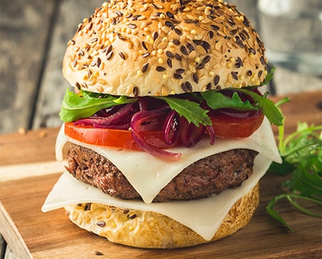 recette-burger-tomme-chevre-confit-oignon-framboise-470×379