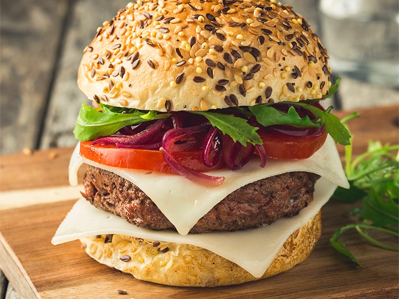 recette-burger-tomme-chevre-confit-oignon-framboise-800×600