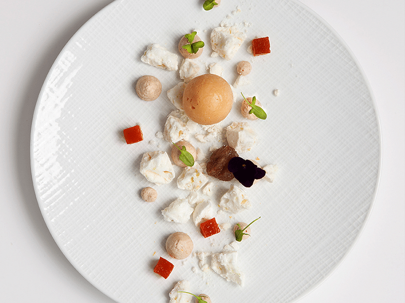 Vacherin au marron glacé, sorbet au coing et meringue parfumée à la main de bouddha par Kirk Whittle