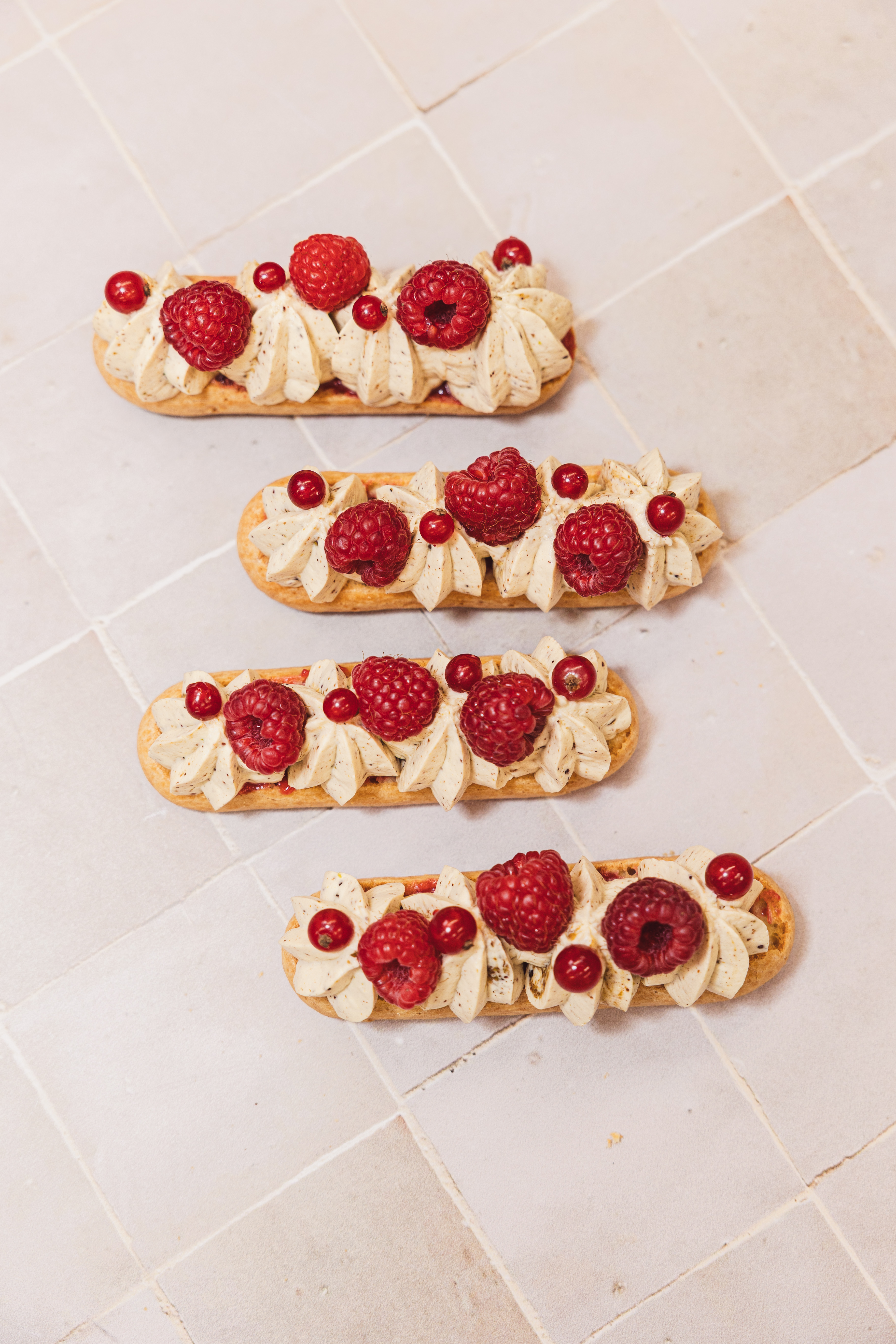 Eclair chantilly Pistache Framboise 1.2